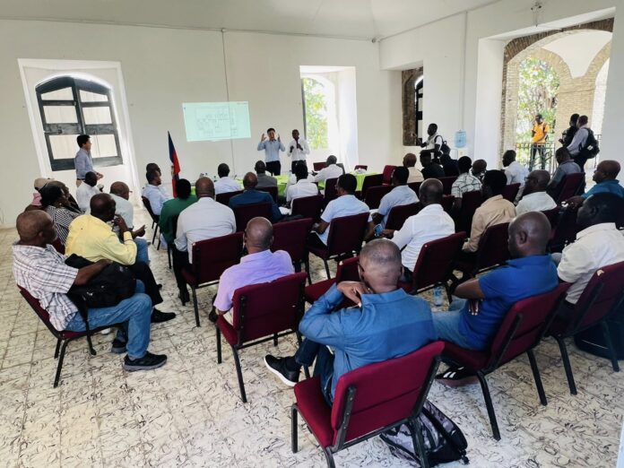 Réunion de lancement du projet de centrale solaire Jacmel à la mairie, avec la mairesse Loudie César et les représentants de la Banque mondiale.