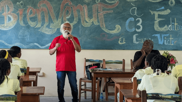 Fred Brutus et Gary Victor devant les élèves du CAP à Jacmel lors de la visite de C3 Édition