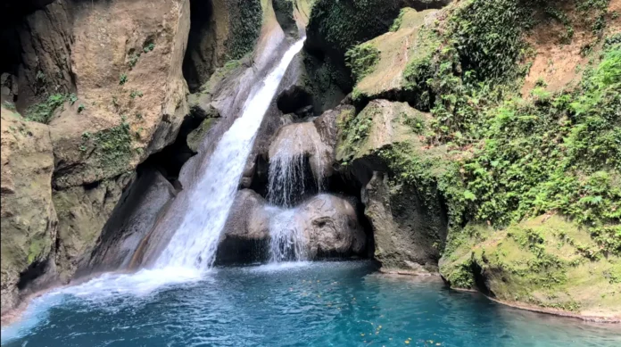 Bassin bleu de Jacmel Cascade et bassin d'eau turquoise au site bassin bleu de Jacmel.