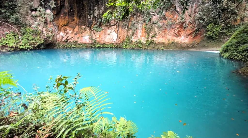 Bassin Bleu Jacmel Haïti, bassin naturel turquoise entouré de végétation et falaises.