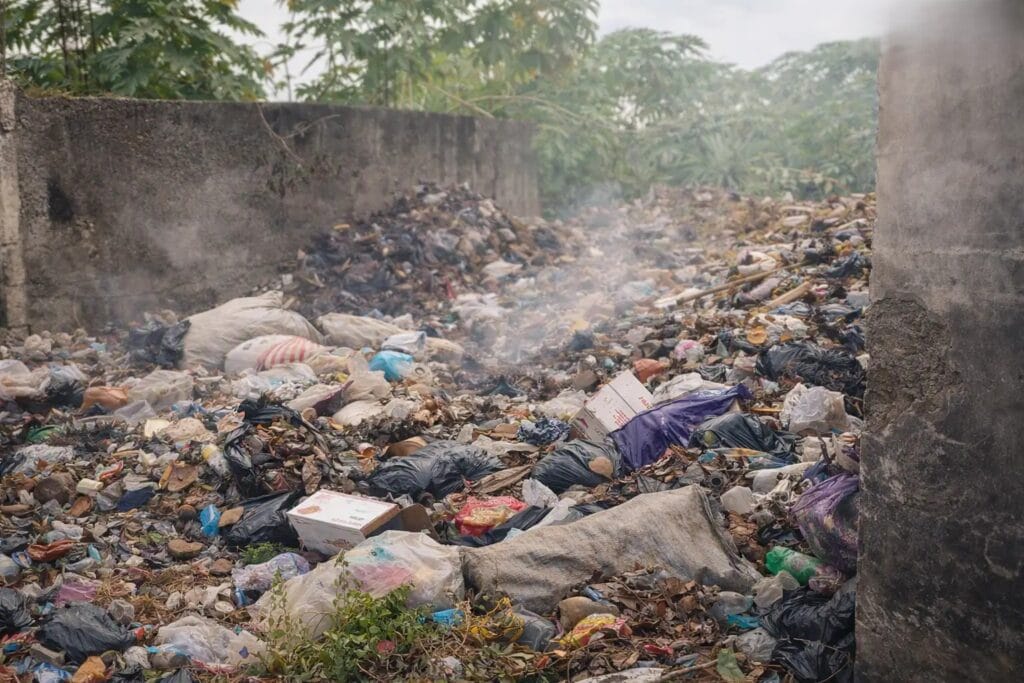 Économie circulaire en Haïti - Accumulation de déchets plastiques avant traitement.